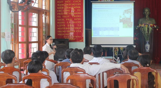 Cán bộ kỹ thuật hướng dẫn cho người dân xã Nhơn Lộc về quy trình kỹ thuật xử lý rác thải sinh hoạt, chất thải chăn nuôi bằng chế phẩm vi sinh AT-YTB.