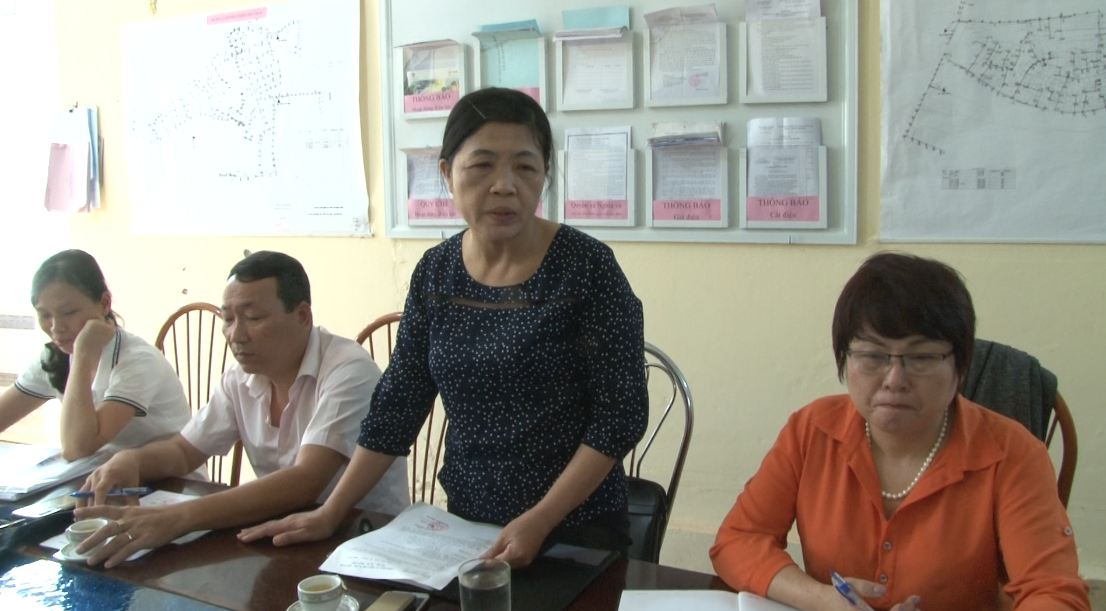 Đồng chí Hoàng Thị Tuyết -Phó Phòng Kinh tế huyện phát biểu ý kiến tại Hội nghị