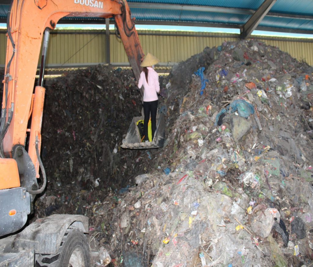 Khu vực chứa rác rất rộng, cần sử dụng thêm phương tiện hỗ trợ để đưa chế phẩm vào khu vực cần xử lý