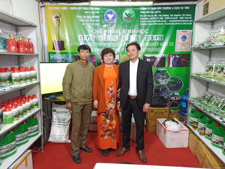 Giám đốc Phòng nông nghiệp Huyện Kim Thành, Hải Dương tham quan gian hàng