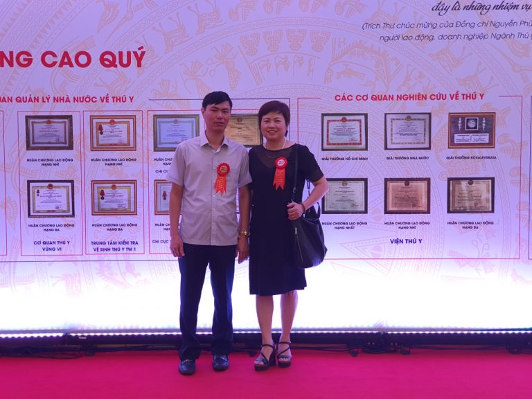 Phó Chủ tịch Cty Hà Nam chụp ảnh lưu niệm cùng Giám đốc cty môi trường TMH
